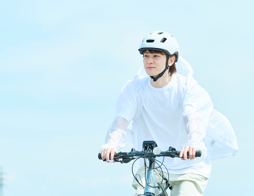COOLIS（クーリス）を着用して自転車に乗る男性