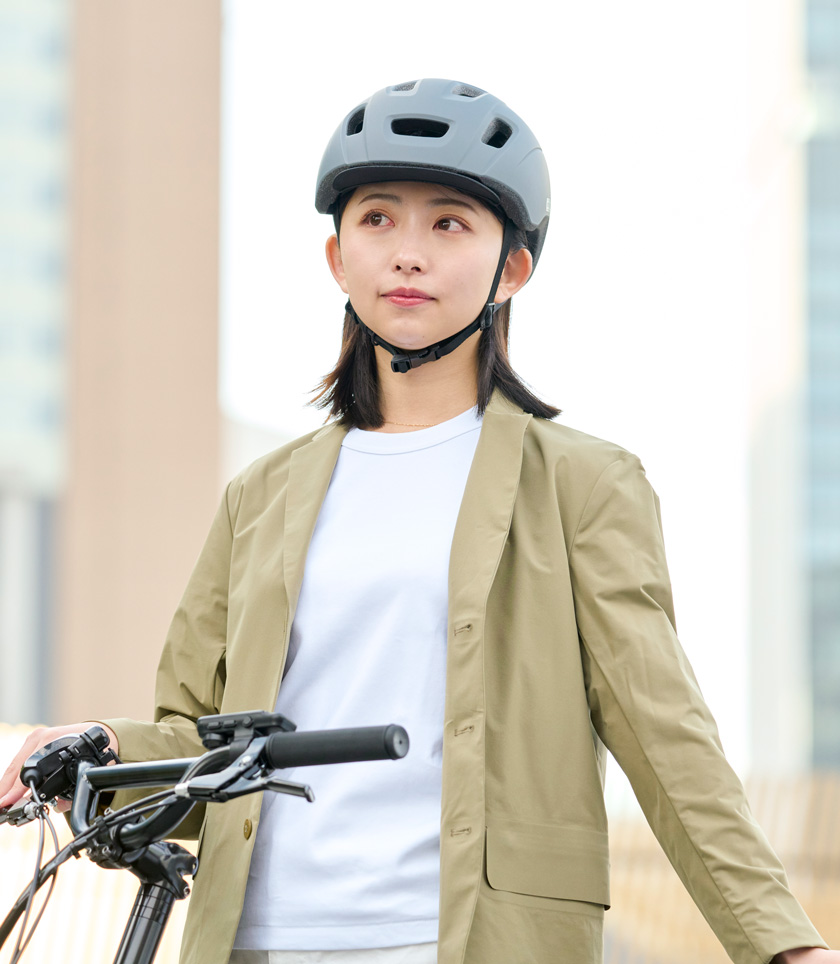 COOLIS（クーリス）を着用して自転車に乗ろうとする女性