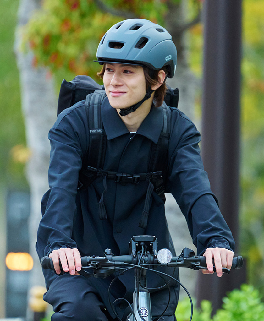 COOLIS（クーリス）を着用して自転車に乗る男性