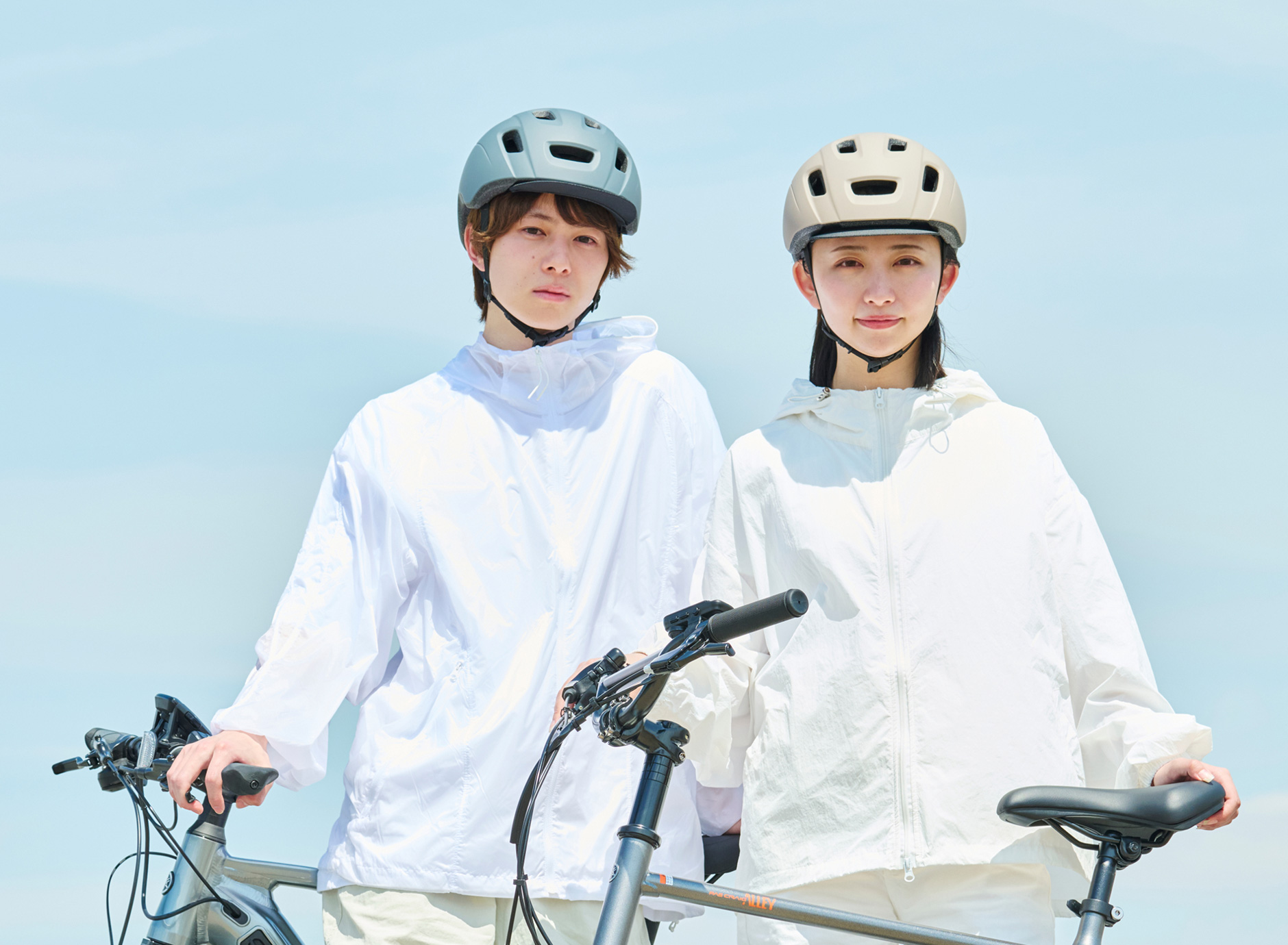 COOLIS（クーリス）を着用する男女