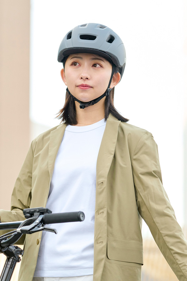 COOLIS（クーリス）を着用して自転車に乗ろうとする女性
