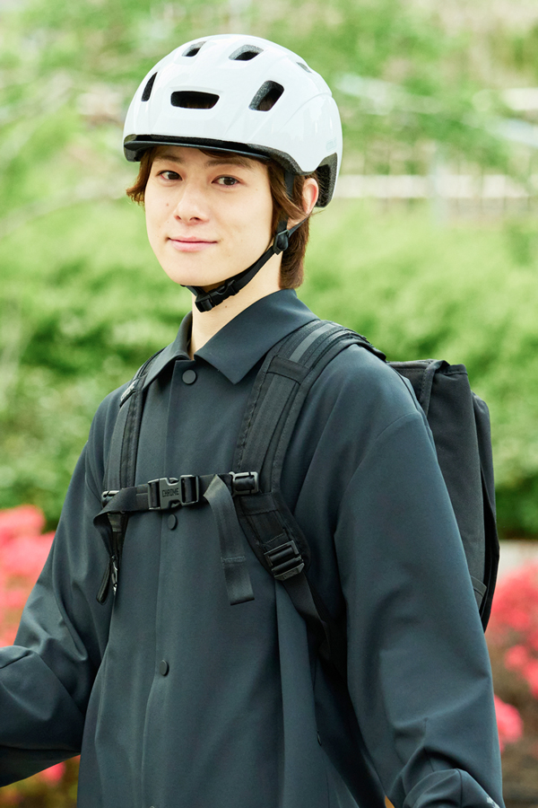 COOLIS（クーリス）を着用して自転車に乗ろうとする男性