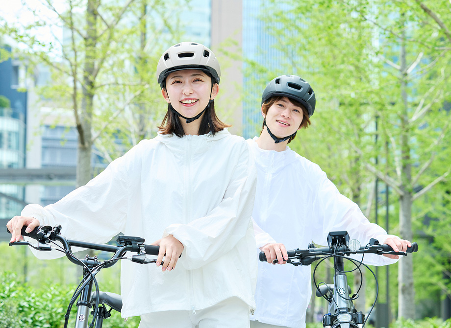 COOLIS（クーリス）を着用してサイクリングを楽しむ男女