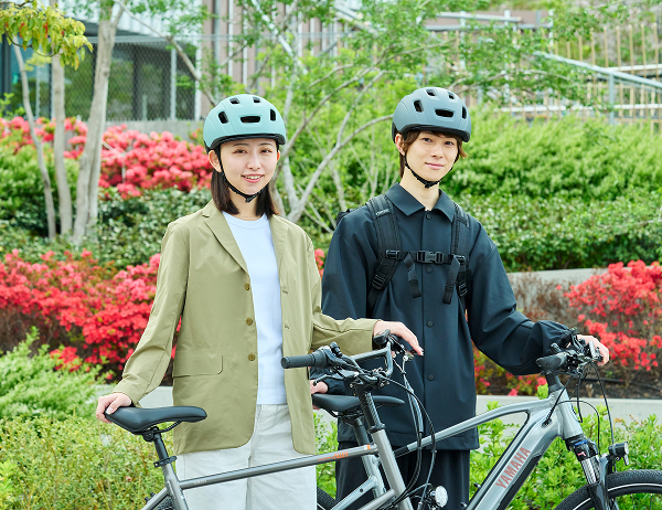 COOLIS（クーリス）を着用して自転車に乗ろうとする男性