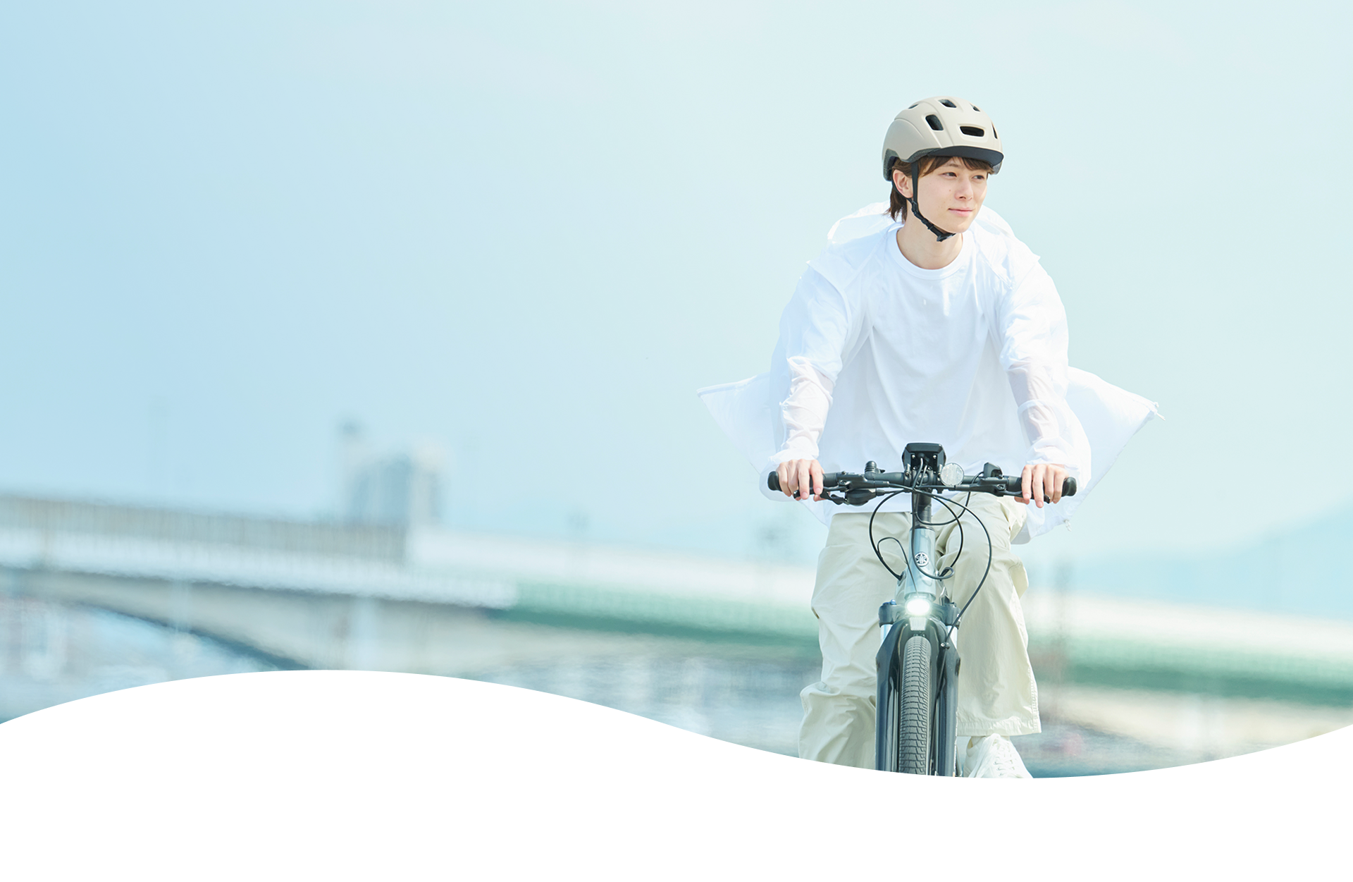 COOLIS（クーリス）を着用して自転車に乗る男性